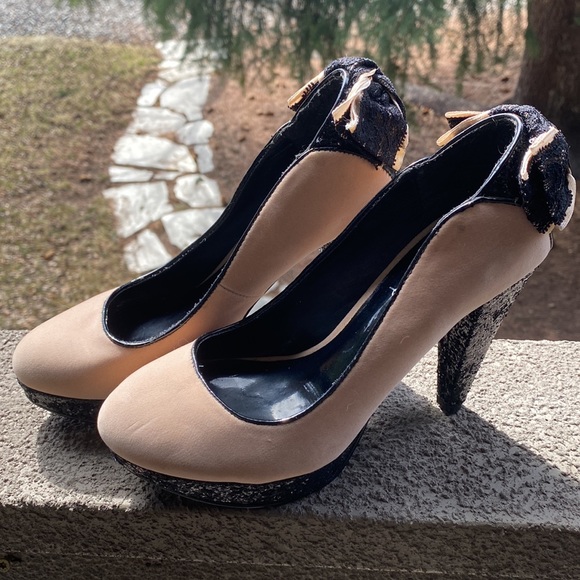 Cream and black felt high heels size 7. - Picture 2 of 4